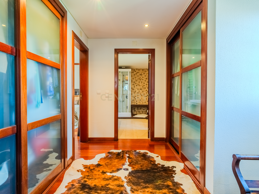 Luxuosa Moradia Isolada com jardim Privado na Venda do Pinheiro - Image 23